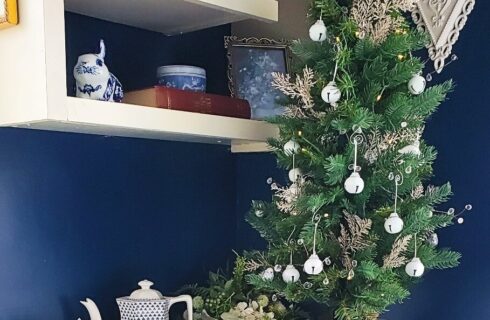 Christmas tree in blue room with two tea pots